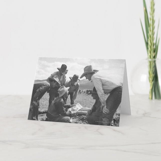 Cartão Cowboys looking a magazine (Frente)