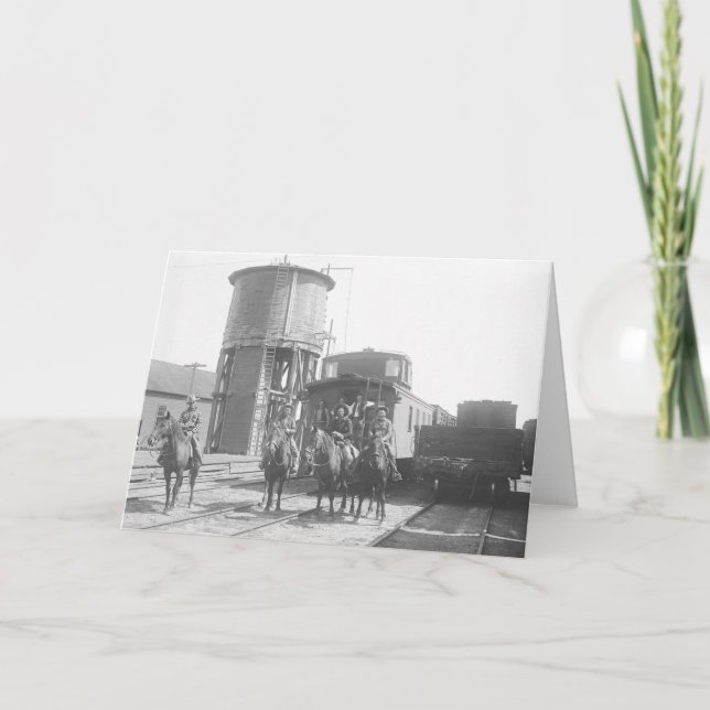 Cartão Cowboys on horses posing in front of a train (Frente)