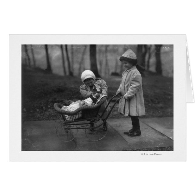 Cartão Crianças Brincando com o Campbell Kid Doll (Frente Horizontal)