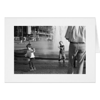 Cartão Crianças na Fonte de Berlim