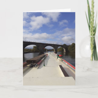 Cartão Cruzamento de rio em barco estreito.