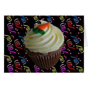 Cartão Cupcake do bolo de cenoura com confetes