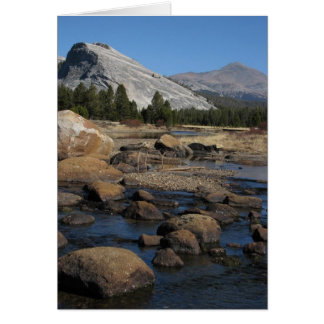 Cartão cúpula de lemberto e rochas