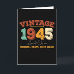Cartão Curioso presente de aniversário de 80 anos de 1945<br><div class="desc">Celebre em estilo com este Adorável design de aniversário Engraçado. Perfeito para aniversários de todas as idades, do marco 21rua, 30, 40º, 50º e além. Projetado para se destacar, este design gráfico faz uma ideia ideal de presente de aniversário para homens e mulheres que amam roupas únicas, divertidas e personalizadas....</div>