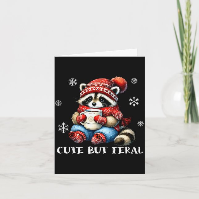 Cartão Cute But Feral Raccoon Drink Hot Cocoa Christmas W (Frente)