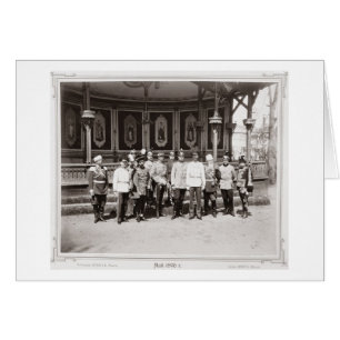 Cartão czar Nicholas II (1868-1918) em pé no jardim
