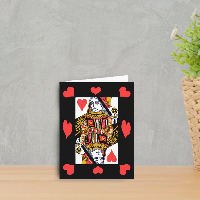 Cartão da Rainha de Copas (Heart Queen playing card surrounded by red hearts on black notecard.)