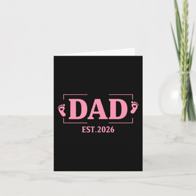 Cartão Dad Est. 2026 Logo Daddy 2026 Soon To Be New Dad 2 (Frente)
