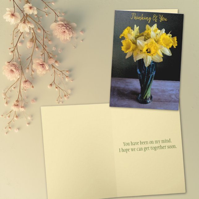 Cartão Daffodil Ainda Vibrante Personalizado Pensando em  (Greeting card with daffodil flowers in vase cover and template text. Inside template text also. )