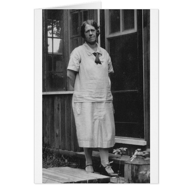 Cartão Dama de 1920 do lado de fora do prédio (Frente)