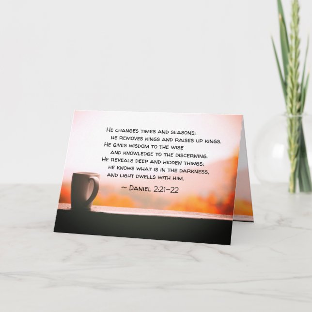Cartão Daniel 2:21-22 Ele muda tempos e estações (Frente)