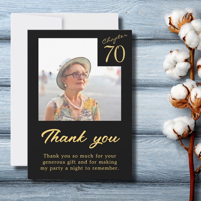 Cartão De Agradecimento 70 Aniversário Negro Dourado Turning 70 (70th birthday black and gold thank you card with photo on a blue wooden table top.)