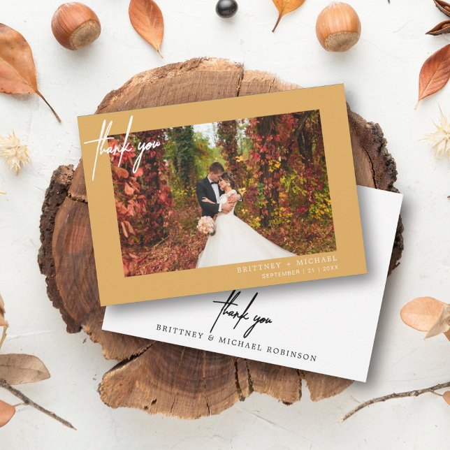 Cartão De Agradecimento Amarelo de Foto Moderno, com Letra Mão (Modern elegant wedding thank you card with a wedding photo on the front and simple hand written font)