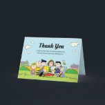 Cartão De Agradecimento Amendoins | Charlie Brown e Gang Birthday<br><div class="desc">Expresse sua gratidão com os amendoins Charlie Brown e Gang Birthday Cartões de agradecimentos! Apresentando Charlie Brown, Snoopy, Lucy, Linus e o resto da gangue dos amendoins, esta carta encantadora é a maneira perfeita de obrigado seus convidados por celebrar seu dia especial. O design vibrante captura o encanto nostálgico da...</div>