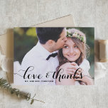 Cartão De Agradecimento Amor e Obrigados | Casamento com Fotografia em Cal<br><div class="desc">Envie obrigados para a família e amigos com este cartões de agradecimentos de fotos personalizável. Apresenta uma tipografia moderna e um padrão verde editável. Personalize adicionando sua foto e detalhes. Este cartões de agradecimentos fotográfico é perfeito para casamentos,  graduações,  aniversários e outros eventos.</div>