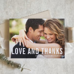 Cartão De Agradecimento Amor e Obrigados | Casamento de Fotografia em Tipo<br><div class="desc">Envie obrigados para a família e amigos com este cartões de agradecimentos de fotos personalizável. Ele apresenta uma camada moderna de fotos tipográficas. Personalize adicionando sua foto e detalhes. Este cartões de agradecimentos fotográfico é perfeito para casamentos,  graduações,  aniversários e outros eventos.</div>