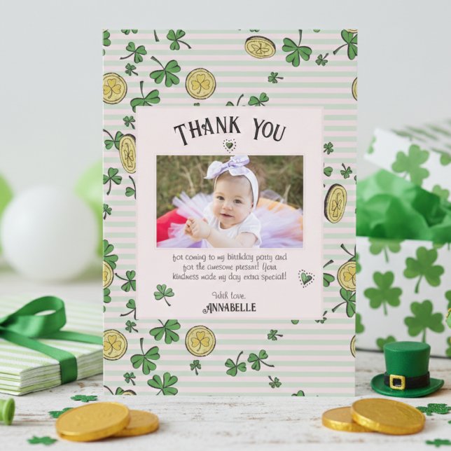 Cartão De Agradecimento Aniversário de trevos e moedas irlandesas rosa e v (Lucky Green Clover Shamrock Pink Green Stripes Pattern for Irish St Patrick's Day Kids Girl Birthday)