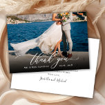 Cartão De Agradecimento Arranjo De Fotografia Moderno Do Script Chic<br><div class="desc">Um Cartões de agradecimentos Fotográfico De Um Script De Caligrafia Moderna. modelo obrigado de na moda com uma foto de cheio na frente com o texto "Obrigado" em um leitor rochoso tipográfico com letras sujas e engraçadas com letras sujas com letras suaves e sem letras branco com a cobertura branca...</div>