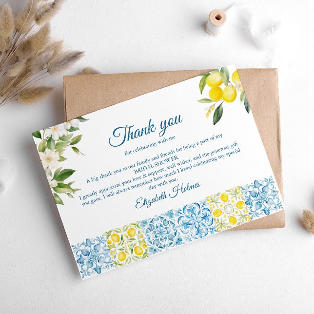 Cartão De Agradecimento Azulejos Azuis Mediterrâneos e Limões Chá de Noiva (Mediterranean Blue Tiles and Lemons Bridal Shower Thank You Card on a white boho table.)