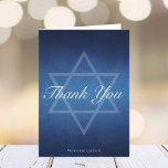 Cartão De Agradecimento Bar moderno Mitzvah Blue Star de David Personalizá<br><div class="desc">Belas e profundas sombras de azul escuro criam uma textura como a água neste Bat formal personalizado ou no Bar Mitzvah, obrigado cartas. Escrita elegante e minimalista num cartão personalizável com o nome da sua filha ou filho com a sutil Estrela de David para celebrar o seu filho judeu a...</div>