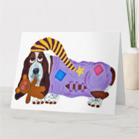 Basset Hound em PJs com ursinho de pelúcia