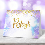 Cartão De Agradecimento Bat Mitzvah Dourado Script Purple Nome Personaliza<br><div class="desc">Certifique-se de que o seu Bat Mitzvah favorito mostre o seu apreço a todos os que apoiaram o seu evento principal! Envie esta nota impressionante, moderna e personalizada. Folha de ouro cintilante escrita à mão e minúsculos pontos brilhantes sobrepõem um fundo de aquarela roxa claro. Garantido para adicionar um toque...</div>