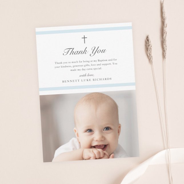 Cartão De Agradecimento Batismo dos Meninos de Elegância Moderna (Elegant script modern boys photo baptism thank you card with light blue bars and minimal cross.)