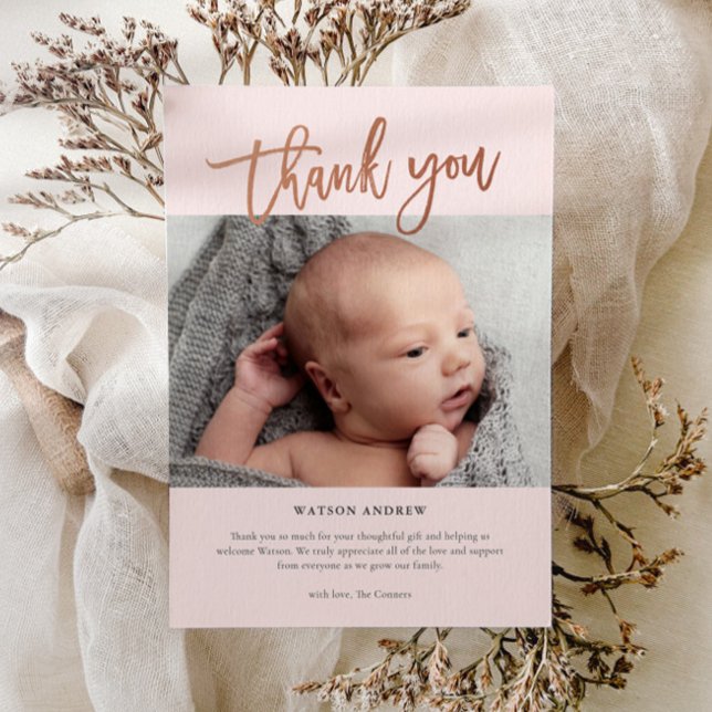 Cartão De Agradecimento Bebê de Fotografia de Script Moderno (Modern rose gold baby photo thank you card.)