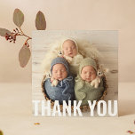 Cartão De Agradecimento Bebê presentes triplicações Obrigado Chá de fralda<br><div class="desc">Bebês presentes triplets Obrigado Chá de fraldas recém-nascido Obrigado Cartões apresenta sua foto favorita com o texto "Obrigado" em um elegante roteiro branco moderno na frente e uma foto adicional e sua mensagem personalizada no verso. Personalize editando o texto nas caixas de texto fornecidas. DICA FOTO: centralize sua foto antes...</div>