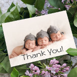 Cartão De Agradecimento Bebê presentes triplicações Obrigado Chá de fralda<br><div class="desc">Bebês presentes triplets Obrigado Chá de fraldas recém-nascido Obrigado Cartões apresenta sua foto favorita com o texto "Obrigado" em um elegante roteiro preto na frente e uma foto adicional e sua mensagem personalizada no verso. Personalize editando o texto nas caixas de texto fornecidas. DICA FOTO: centralize sua foto antes de...</div>