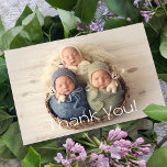 Cartão De Agradecimento Bebê presentes triplicações Obrigado Chá de fralda<br><div class="desc">Bebês presentes triplets Obrigado Chá de fraldas recém-nascido Obrigado Cartões apresenta sua foto favorita com o texto "Obrigado" em um elegante roteiro branco moderno na frente e uma foto adicional e sua mensagem personalizada no verso. Personalize editando o texto nas caixas de texto fornecidas. DICA FOTO: centralize sua foto antes...</div>