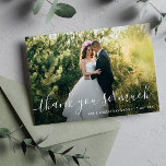 Cartão De Agradecimento bela carta obrigado de casamento você foto<br><div class="desc">Um belo design de roteiro com uma imagem maravilhosa da noiva e do noivo. Adicione um obrigado pessoal que você envia no verso.</div>