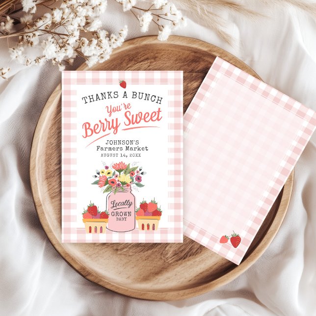 Cartão De Agradecimento Berry Sweet Farmers comercializa um Chá de bebê bo (Pink gingham Farmers Market Locally Grown Mason Jar floral berry sweet baby shower thank you card)