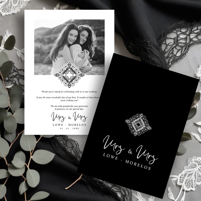 Cartão De Agradecimento Black & White Mrs & Mrs Ornamental Flourish LGBT (Black & White Mrs & Mrs Ornamental Flourish Photo Lesbian LGBT Wedding Thank You Card with Envelope.)