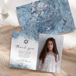 Cartão De Agradecimento Blue Silver Marble Bat Mitzvah Obrigado<br><div class="desc">Este elegante bar fotográfico moderno ou cartões de agradecimentos bat mitzvah apresenta um design de borda azul-clara com a imitação de mármore veinado com folha de prata falsa, desaparecendo gradualmente no fundo branco. Uma pequena Estrela de David aparece acima das palavras "obrigado você" em um roteiro de escrita manual de...</div>