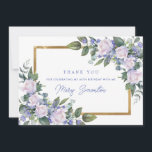 Cartão De Agradecimento Blue White Floral 60th Birthday Photo Flat<br><div class="desc">Uma bela maneira de expressar sua gratidão à família e aos amigos. Um esmagamento botânico de rosas brancas e flores azuis cria belos sotaques florais em dois cantos do quadro de ouro. Três linhas de texto permitem personalizar a frente. Dentro, você pode colocar sua foto no topo e uma obrigado...</div>