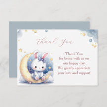 Bonito coelhinho branco sentado na lua