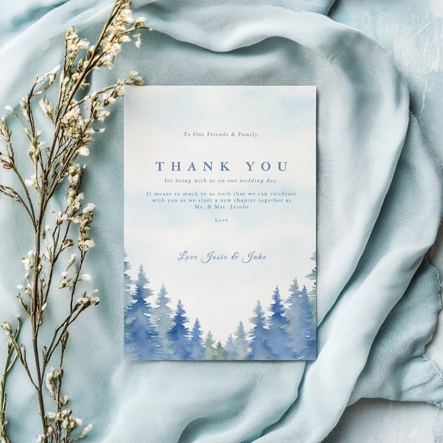 Cartão De Agradecimento Bonito pinheiro de inverno mesa de casamento obrig (Blue watercolor forest wedding thank you card with elegant script and pine tree border.)