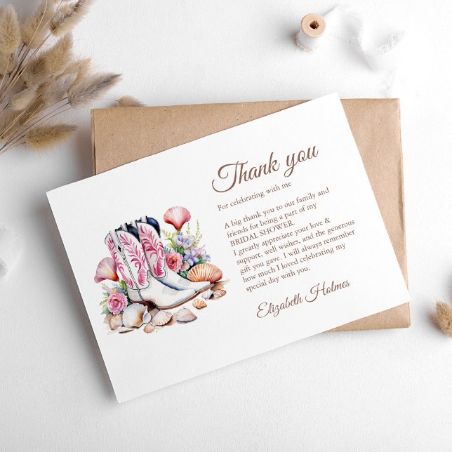 Cartão De Agradecimento Botas Boho Costeira Cowgirl Chá de Noiva (Boho Coastal Cowgirl Boots Bridal Shower Thank You Card on a white table with boho decor.)