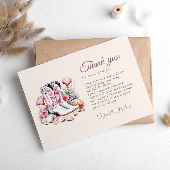Cartão De Agradecimento Botas Boho Costeira Vaqueira Chá de Noiva (Boho Coastal Cowgirl Boots Bridal Shower Thank You Card on a boho table.)