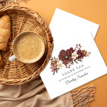 Cartão De Agradecimento Burgundy Mauve Ivory Fall 60th Birthday Flat<br><div class="desc">Um belo e elegante cartões de agradecimentos projetado especialmente para a 60ª festa de aniversário. Apresenta um grande spray floral de flores vermelhas, rosa-mauve e brancas de marfim, entaladas em folhas verdes. Duas linhas são fornecidas para um obrigado personalizado você e o nome da aniversariante. Este artigo faz parte da...</div>