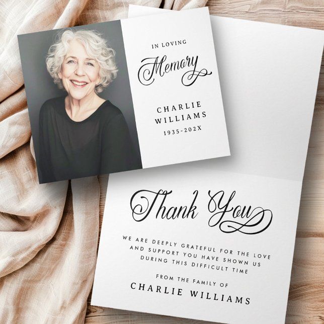 Cartão De Agradecimento Caligrafia na memória amorosa foto de funerário (Calligraphy in loving memory funeral black photo thank you card
)