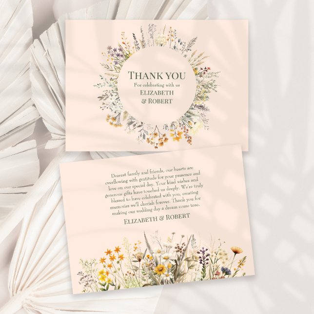 Cartão De Agradecimento Campo de Flores Silvestres Peach Fuzz Casamento (Peach Fuzz Wildflower Meadow Wedding Thank You Card on a sunny white table with dry palm leaf.)