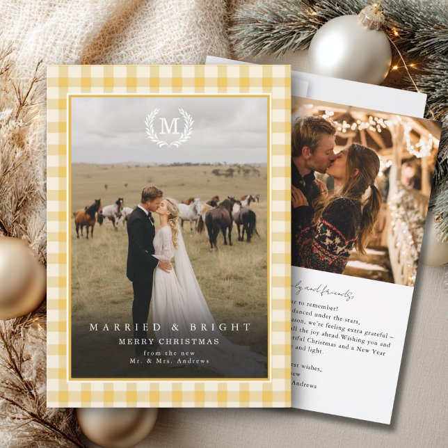 Cartão De Agradecimento "Casados & Radiantes" Gingham Monograma Crista 2 F ("Married & Bright" Gingham Monogram Crest 2 Photo Thank You Card)