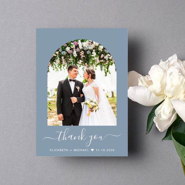 Cartão De Agradecimento Casamento Azul com Dusty Foto de Arch Elegante (Celebrate your love story with a thank you card showcasing your photo in an elegant arch frame)