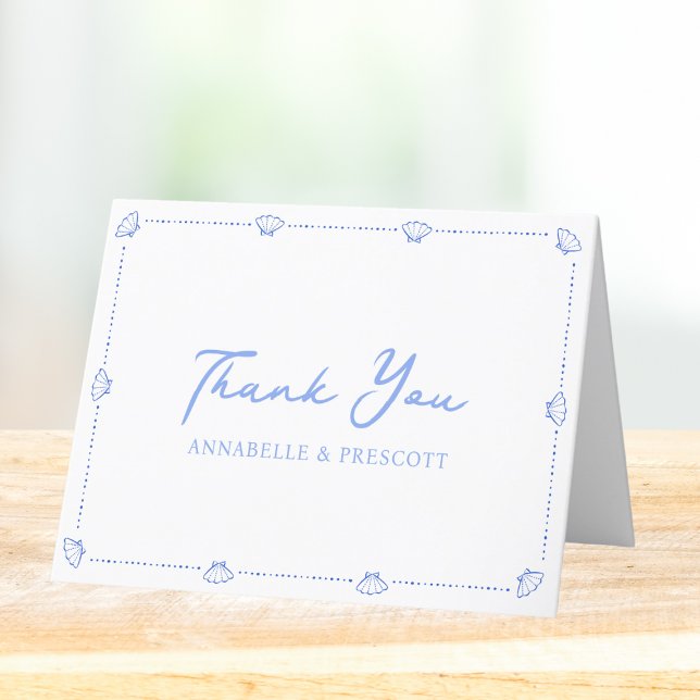 Cartão De Agradecimento Casamento Azul Elegante Fronteira Chic Costeira (Say thank you in style with this refined coastal wedding thank you card featuring a seashell border.)