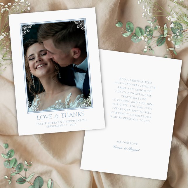 Cartão De Agradecimento Casamento Chic Costeiro Branco e Azul (Elegant blue and white vintage love and thanks wedding thank you cards with photo and chic border)