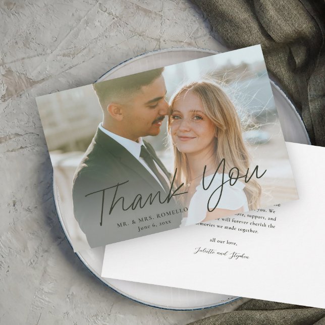 Cartão De Agradecimento Casamento com Foto Simples Letra Moderna (Modern script photo wedding thank you card.)