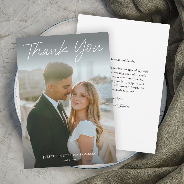Cartão De Agradecimento Casamento com Foto Simples Rótulo Moderno (Modern script photo wedding thank you card with full bleed photo typography overlay.)