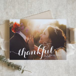 Cartão De Agradecimento Casamento com Fotografia Moderna e Agradável<br><div class="desc">Cartões de agradecimentos de fotos | Família obrigado e amigos por fazerem parte do vosso dia especial com este cartões de agradecimentos de casamento personalizável. Este cartões de agradecimentos fotográfico apresenta caligrafia moderna. Personalize adicionando seus detalhes. Este cartões de agradecimentos de casamento fotográfico está disponível em outro estoque de papelão....</div>